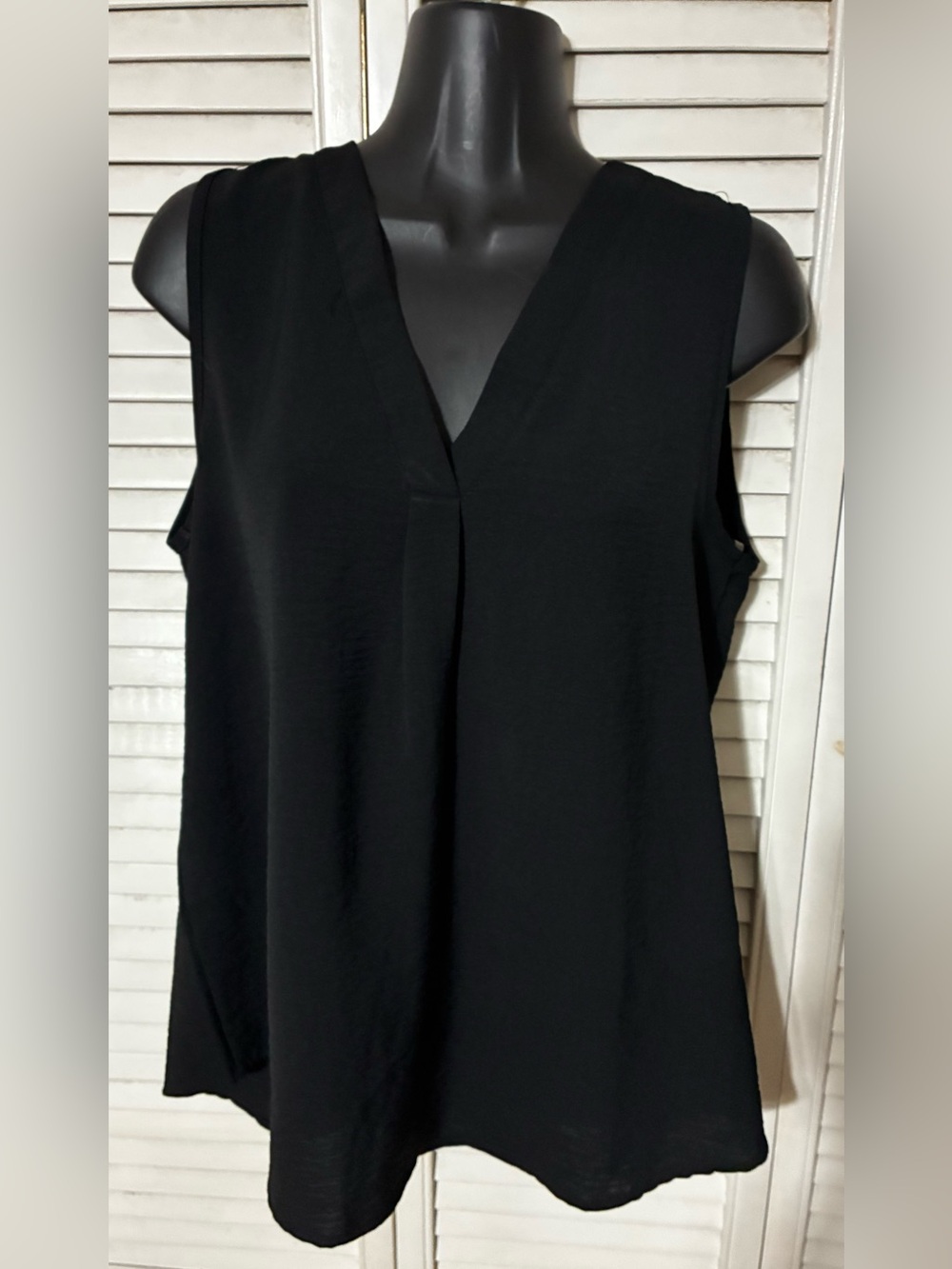 entro Black Sleeveless V-Neck tank, SM